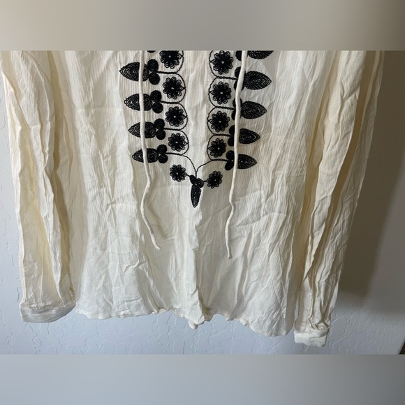 H&M| Cream Peasant Top, Boho Floral Style—Embroidered/Stitch Detail, Size 2••• - Picture 3 of 10